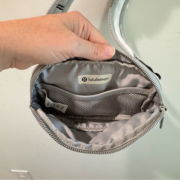 Lululemon Everywhere Belt Bag Grey White Stripe 1L. - Picture 7 of 8
